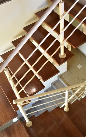 Casa à venda com 400m², 4 quartos e 6 vagasEscada 1