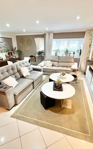 Casa à venda com 480m², 5 quartos e 5 vagas Casa à venda com 480m², 5 quartos e 5 vagasSala