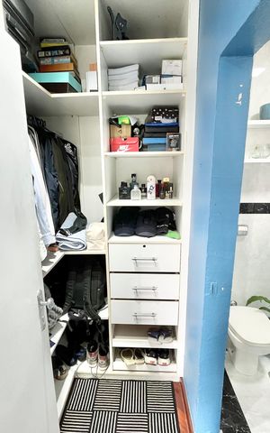 Casa à venda com 480m², 5 quartos e 5 vagas Casa à venda com 480m², 5 quartos e 5 vagasCloset da suíte 4