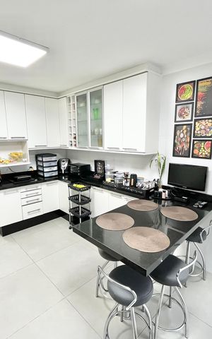 Casa à venda com 480m², 5 quartos e 5 vagas Casa à venda com 480m², 5 quartos e 5 vagasCozinha