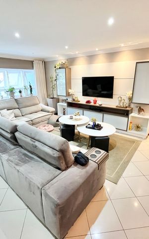 Casa à venda com 480m², 5 quartos e 5 vagas Casa à venda com 480m², 5 quartos e 5 vagasSala