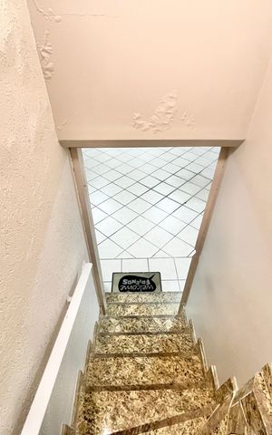 Casa à venda com 480m², 5 quartos e 5 vagas Casa à venda com 480m², 5 quartos e 5 vagasEscada
