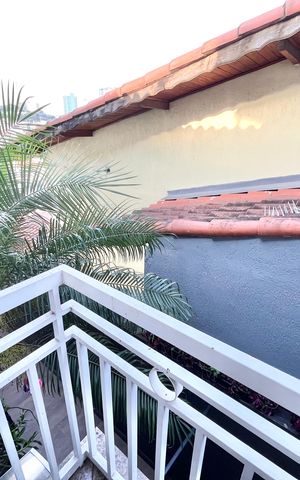 Casa à venda com 480m², 5 quartos e 5 vagas Casa à venda com 480m², 5 quartos e 5 vagasQuarto 2 - Suíte Varanda