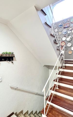 Casa à venda com 480m², 5 quartos e 5 vagas Casa à venda com 480m², 5 quartos e 5 vagasEscada