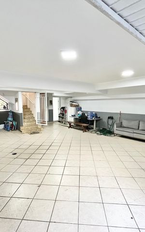Casa à venda com 480m², 5 quartos e 5 vagas Casa à venda com 480m², 5 quartos e 5 vagasGaragem