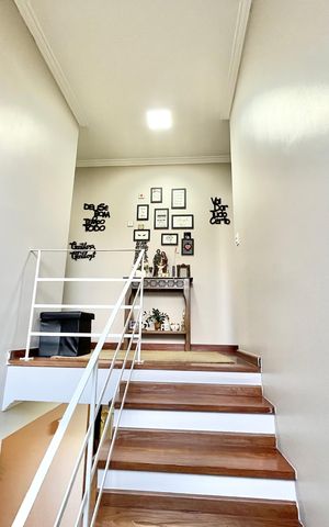 Casa à venda com 480m², 5 quartos e 5 vagas Casa à venda com 480m², 5 quartos e 5 vagasEscada