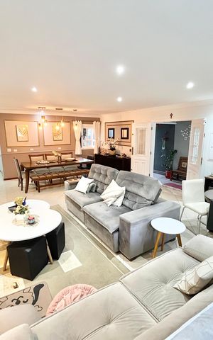 Casa à venda com 480m², 5 quartos e 5 vagas Casa à venda com 480m², 5 quartos e 5 vagasSala