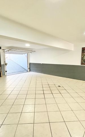 Casa à venda com 480m², 5 quartos e 5 vagas Casa à venda com 480m², 5 quartos e 5 vagasGaragem