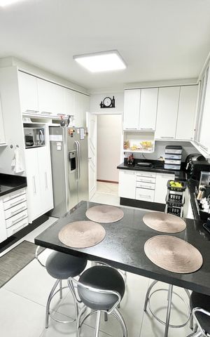 Casa à venda com 480m², 5 quartos e 5 vagas Casa à venda com 480m², 5 quartos e 5 vagasCozinha