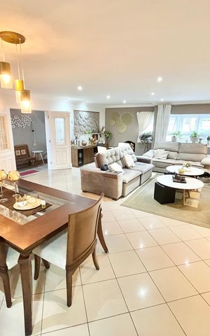 Casa à venda com 480m², 5 quartos e 5 vagas Casa à venda com 480m², 5 quartos e 5 vagasSala