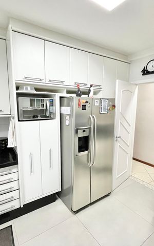 Casa à venda com 480m², 5 quartos e 5 vagas Casa à venda com 480m², 5 quartos e 5 vagasCozinha