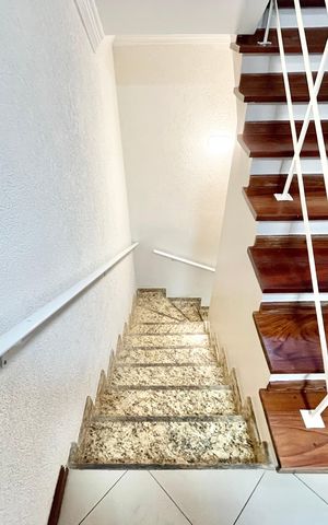 Casa à venda com 480m², 5 quartos e 5 vagas Casa à venda com 480m², 5 quartos e 5 vagasEscada