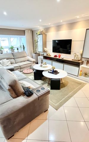 Casa à venda com 480m², 5 quartos e 5 vagas Casa à venda com 480m², 5 quartos e 5 vagasSala