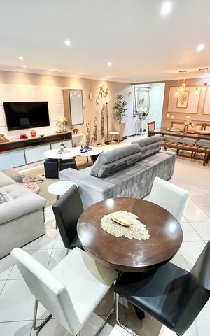 Casa à venda com 480m², 5 quartos e 5 vagas Casa à venda com 480m², 5 quartos e 5 vagasSala