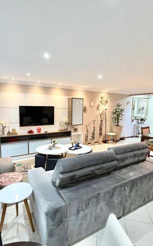Casa à venda com 480m², 5 quartos e 5 vagas Casa à venda com 480m², 5 quartos e 5 vagasSala