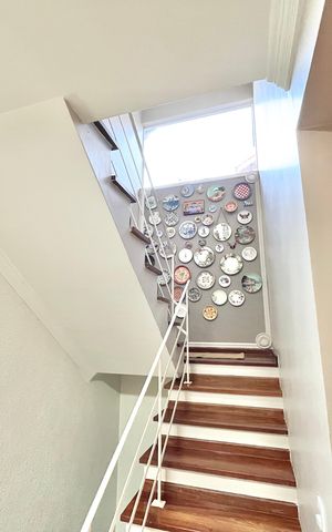 Casa à venda com 480m², 5 quartos e 5 vagas Casa à venda com 480m², 5 quartos e 5 vagasEscada