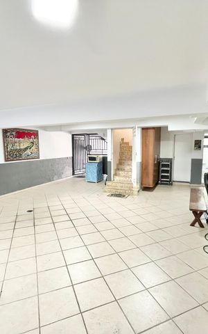 Casa à venda com 480m², 5 quartos e 5 vagas Casa à venda com 480m², 5 quartos e 5 vagasGaragem