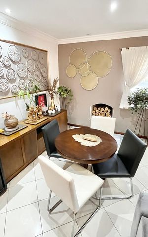 Casa à venda com 480m², 5 quartos e 5 vagas Casa à venda com 480m², 5 quartos e 5 vagasSala