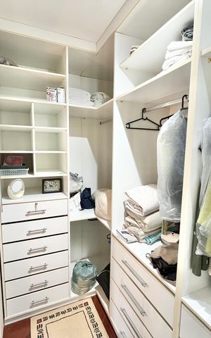 Casa à venda com 480m², 5 quartos e 5 vagas Casa à venda com 480m², 5 quartos e 5 vagasCloset da suíte 1