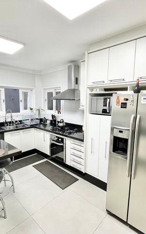 Casa à venda com 480m², 5 quartos e 5 vagas Casa à venda com 480m², 5 quartos e 5 vagasCozinha
