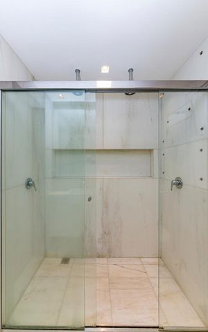 Apartamento para alugar com 306m², 4 quartos e 3 vagas Apartamento para alugar com 306m², 4 quartos e 3 vagasBanheiro da Suíte 1