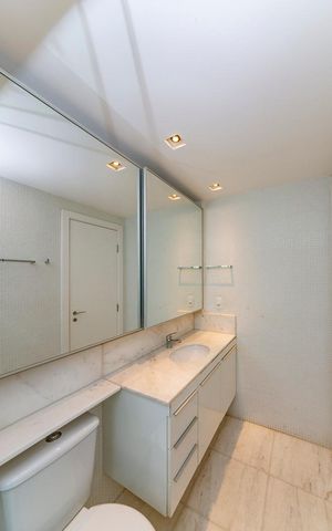 Apartamento para alugar com 306m², 4 quartos e 3 vagas Apartamento para alugar com 306m², 4 quartos e 3 vagasBanheiro da Suíte 2