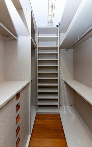 Apartamento para alugar com 306m², 4 quartos e 3 vagas Apartamento para alugar com 306m², 4 quartos e 3 vagasCloset da suíte 1