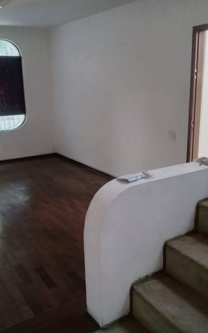 Casa à venda com 100m², 3 quartos e 2 vagas Casa à venda com 100m², 3 quartos e 2 vagasSala