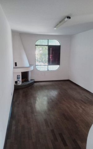 Casa à venda com 100m², 3 quartos e 2 vagas Casa à venda com 100m², 3 quartos e 2 vagasSala