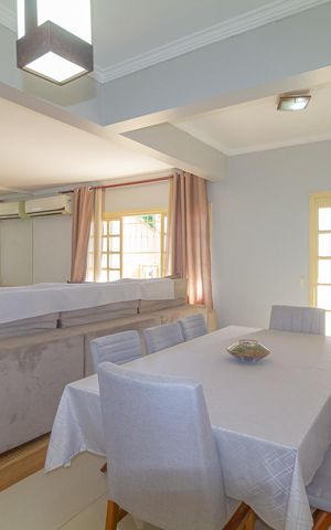 Casa à venda com 250m², 4 quartos e 3 vagas Casa à venda com 250m², 4 quartos e 3 vagasSala