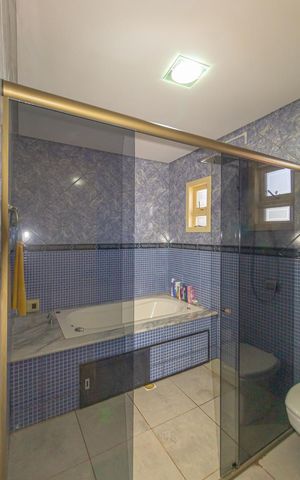 Casa à venda com 250m², 4 quartos e 3 vagas Casa à venda com 250m², 4 quartos e 3 vagasBanheiro da Suíte