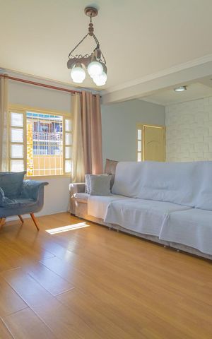 Casa à venda com 250m², 4 quartos e 3 vagas Casa à venda com 250m², 4 quartos e 3 vagasSala