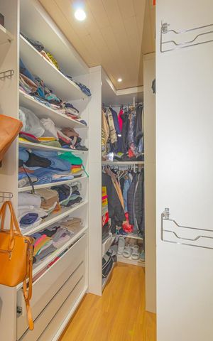 Casa à venda com 250m², 4 quartos e 3 vagas Casa à venda com 250m², 4 quartos e 3 vagasCloset da suíte