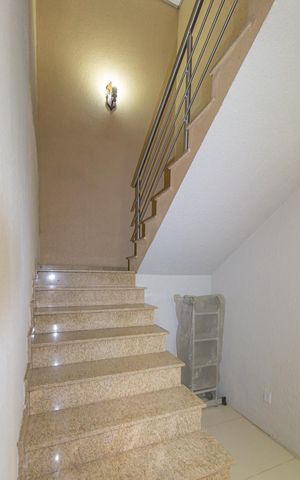 Casa à venda com 250m², 4 quartos e 3 vagas Casa à venda com 250m², 4 quartos e 3 vagasEscada