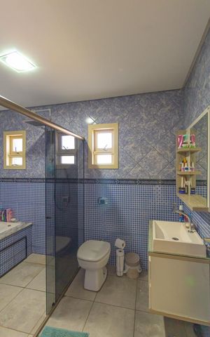 Casa à venda com 250m², 4 quartos e 3 vagas Casa à venda com 250m², 4 quartos e 3 vagasBanheiro da Suíte