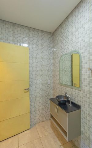 Casa à venda com 250m², 4 quartos e 3 vagas Casa à venda com 250m², 4 quartos e 3 vagasLavabo