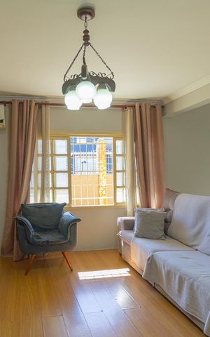 Casa à venda com 250m², 4 quartos e 3 vagas Casa à venda com 250m², 4 quartos e 3 vagasSala