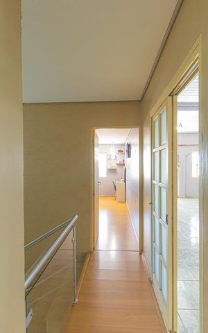 Casa à venda com 250m², 4 quartos e 3 vagas Casa à venda com 250m², 4 quartos e 3 vagasCorredor