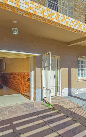 Casa à venda com 250m², 4 quartos e 3 vagas Casa à venda com 250m², 4 quartos e 3 vagasGaragem