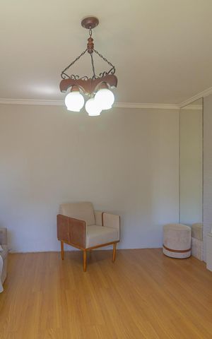 Casa à venda com 250m², 4 quartos e 3 vagas Casa à venda com 250m², 4 quartos e 3 vagasSala