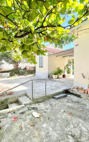 Casa à venda com 800m², 2 quartos e 5 vagas Casa à venda com 800m², 2 quartos e 5 vagasÁrea externa