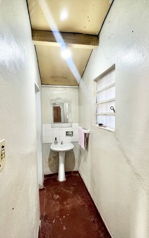 Casa à venda com 800m², 2 quartos e 5 vagas Casa à venda com 800m², 2 quartos e 5 vagasBanheiro