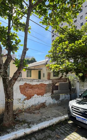 Casa à venda com 800m², 2 quartos e 5 vagas Casa à venda com 800m², 2 quartos e 5 vagasFachada