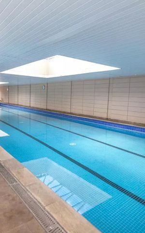 Apartamento à venda com 155m², 3 quartos e 3 vagas Apartamento à venda com 155m², 3 quartos e 3 vagasÁrea comum - Piscina coberta