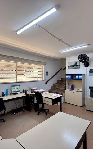 Casa à venda com 137m², 3 quartos e 2 vagas Casa à venda com 137m², 3 quartos e 2 vagasSala