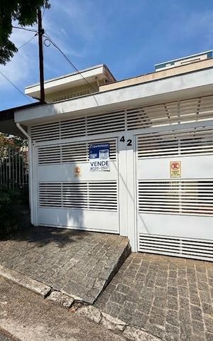 Casa à venda com 137m², 3 quartos e 2 vagas Casa à venda com 137m², 3 quartos e 2 vagasFachada