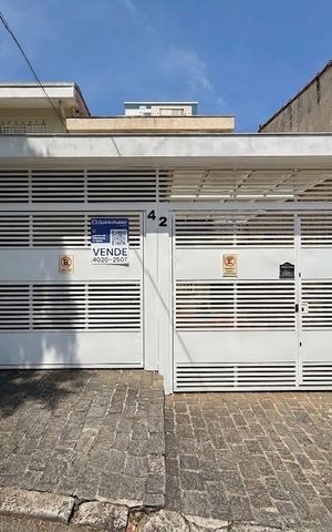 Casa à venda com 137m², 3 quartos e 2 vagas Casa à venda com 137m², 3 quartos e 2 vagasFachada