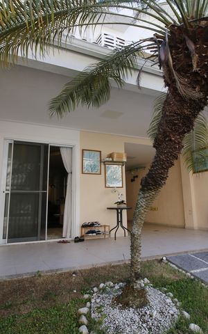 Casa de condomínio à venda com 230m², 3 quartos e 2 vagasFachada