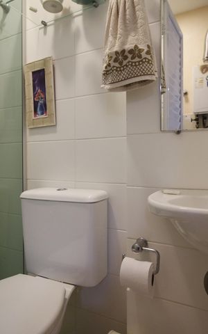 Casa de condomínio à venda com 230m², 3 quartos e 2 vagasBanheiro de serviço