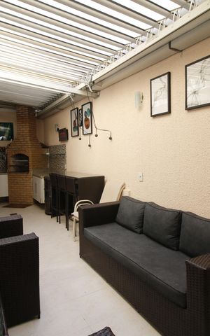 Casa de condomínio à venda com 230m², 3 quartos e 2 vagasQuintal